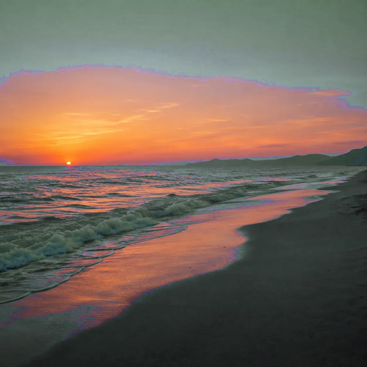 夏の終わりの夕暮れの海辺。誰もいない砂浜に静かに寄せる波