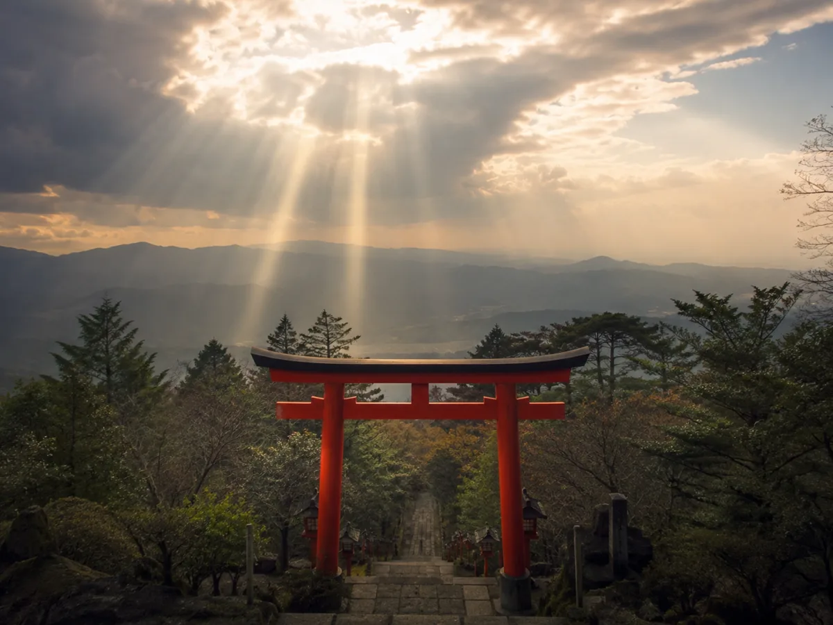 雲間から差す光と神社の鳥居——天がすべてを赦す天赦日の象徴
